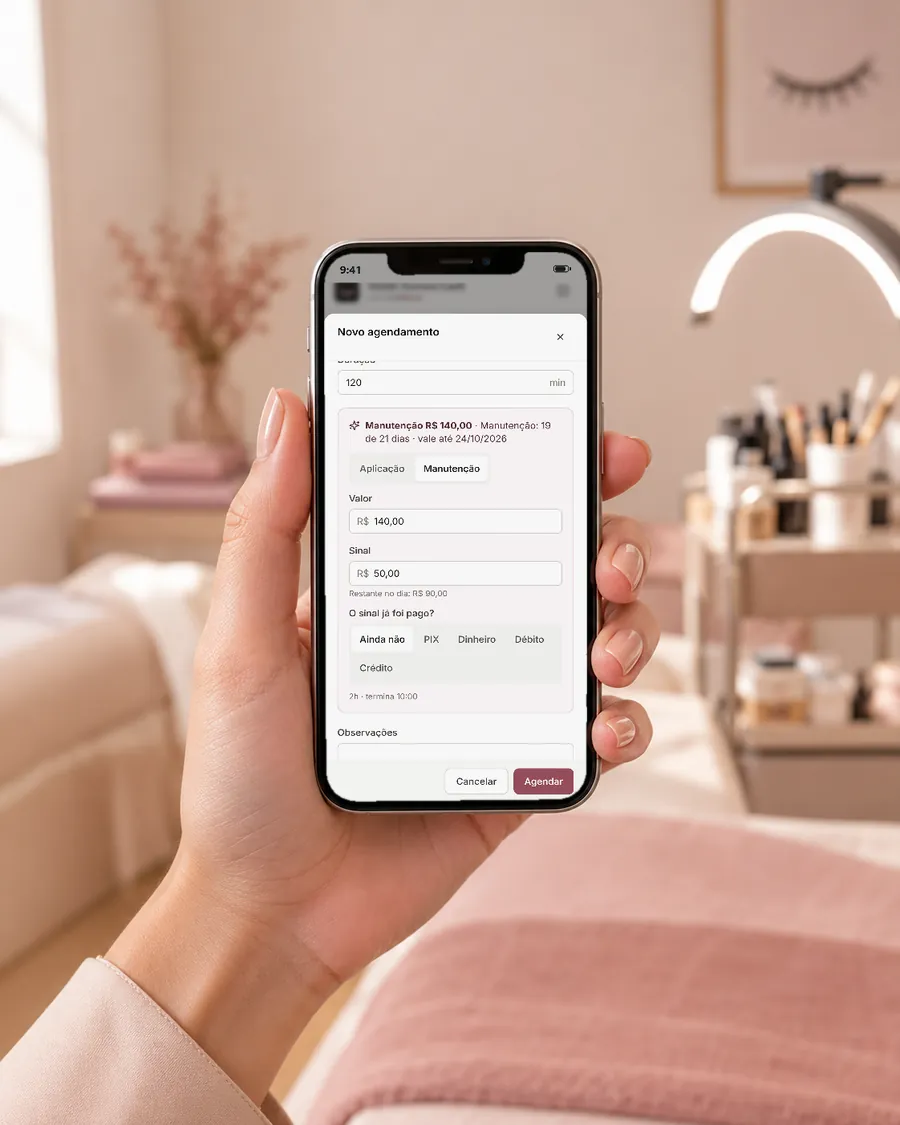 Mão segurando o celular com o LashBoard sugerindo manutenção de R$ 140, 19 de 21 dias